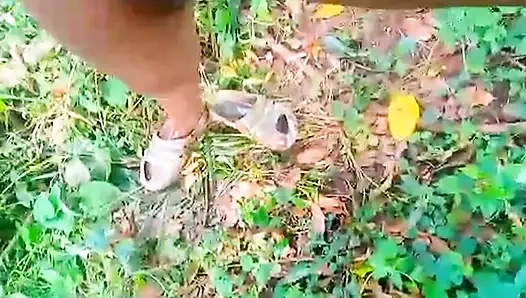 Köy çalılarının derinliklerinde yalnız kadın mastürbasyonu, bu yeşil ortamda ıslak ateşli amcığı parmaklıyor, hort pornosu Givens3x tarafından harekete geçti