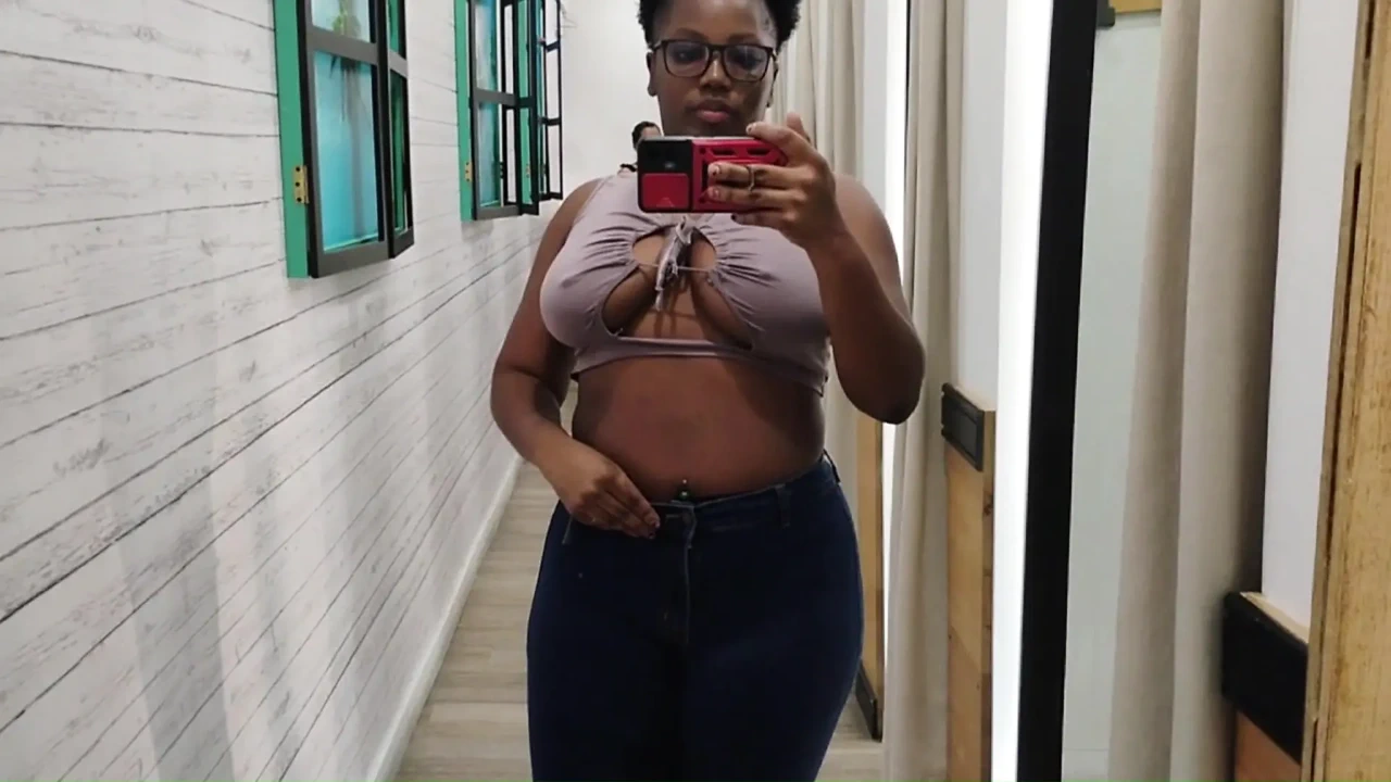 我知道在商场用他的卡弯曲后，我该怎么做，我的妓女跪着吮吸他的鸡巴 - Jhodez1