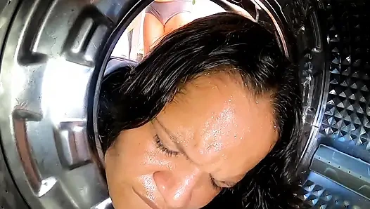 Çamaşır makinesine sıkıştım siyah yaraklı üvey oğlum benden faydalandı ve sikti