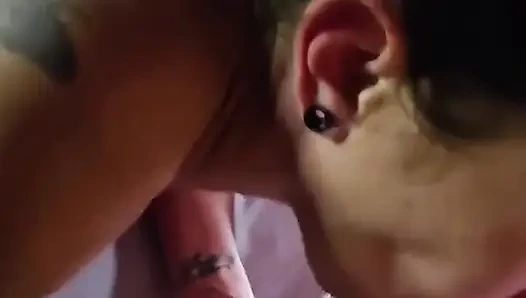 Sexy tätowierte brünette mit dicken titten wird gefickt und schluckt sperma