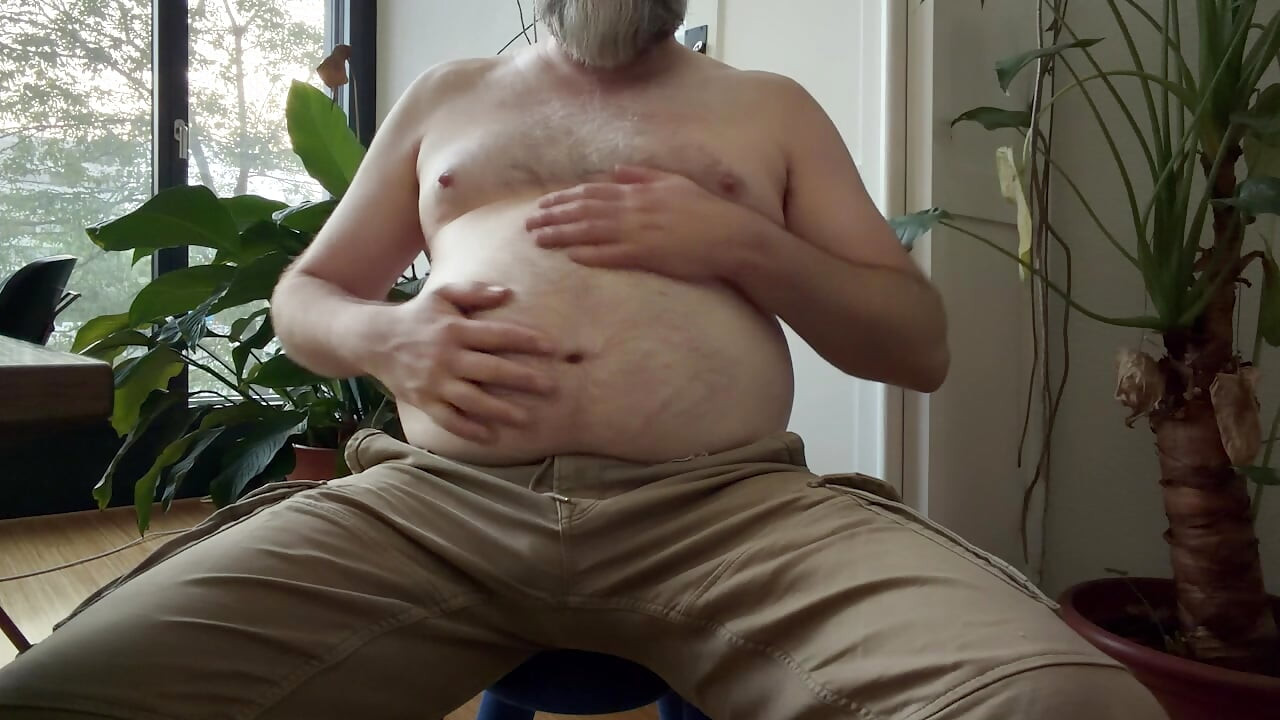 Dicker Bär Verehrt Seinen Haarigen Bauch