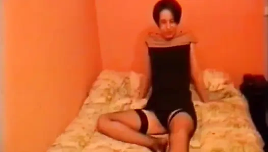 Genç bir kadın sergileyerek bizim için bir video çekiyor.