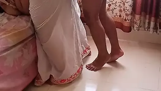 Une mamie égyptienne sexy porte un sari quand son petit-fils a chaud, voit ses gros seins et son gros cul, puis lui attache les mains et la baise