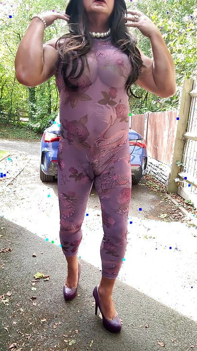 Seksi transvestit kellycd2022 u ljubičastom catsuitu i štiklama na otvorenom