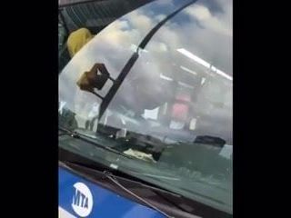 Cô gái da đen đi tiểu trên bảng điều khiển trong xe buýt công cộng