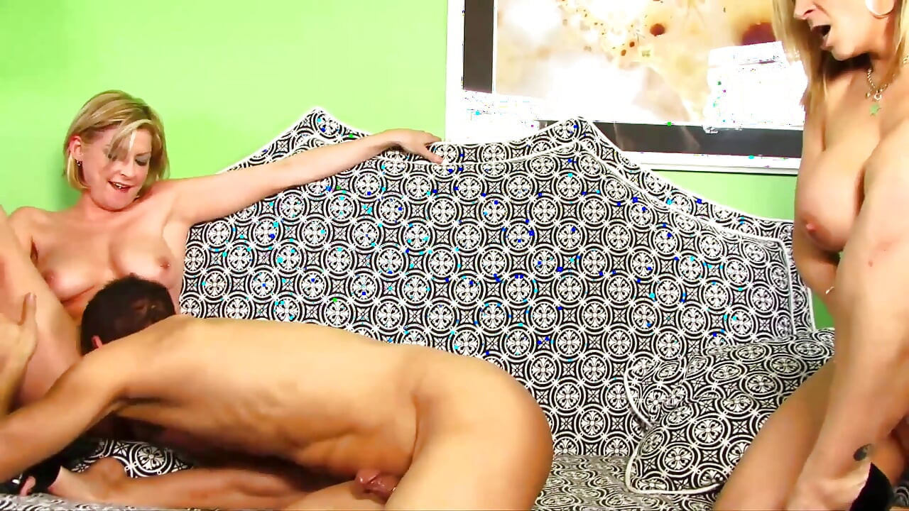 Dwie lesbijskie milf uszczęśliwią szczęściarza