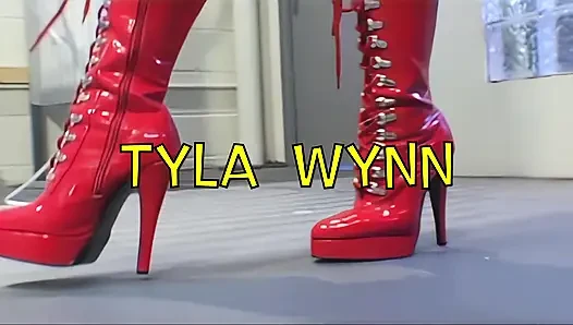 Pantat tyla wynn dientot habis-habisan sampai lubangnya menganga lebar