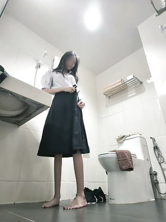 Thay đồ đồng phục học sinh trong nhà vệ sinh