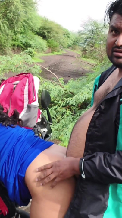 Tante seksi india dengan gaun seksi lagi asik nyepong kontol di hutan | Klip 1
