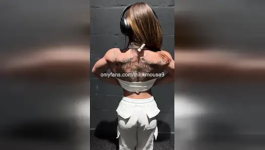 Gym Oops: Barely Legal Girl’s Accidental Pussy Reveal During Workout!