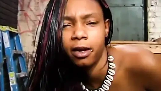 Cewek kulit hitam dan kulit putih ngentot sama cowok mungil kulit hitam