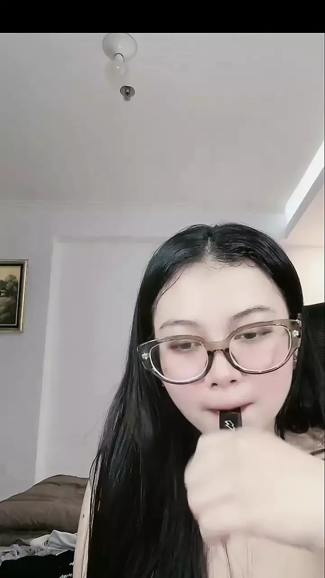 Видеозвонок с сексуальной азиатской девушкой