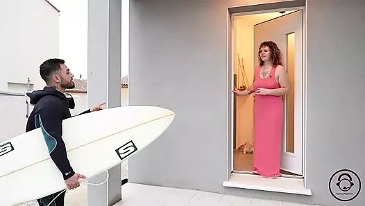 Charline, die verführerin, gibt ihrem surfer-nachbarn nach