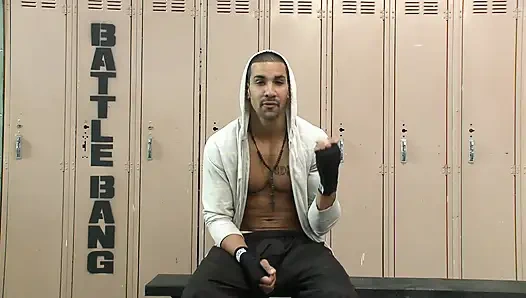 Zenci hatun ringde adamın yarağını tatmin ediyor