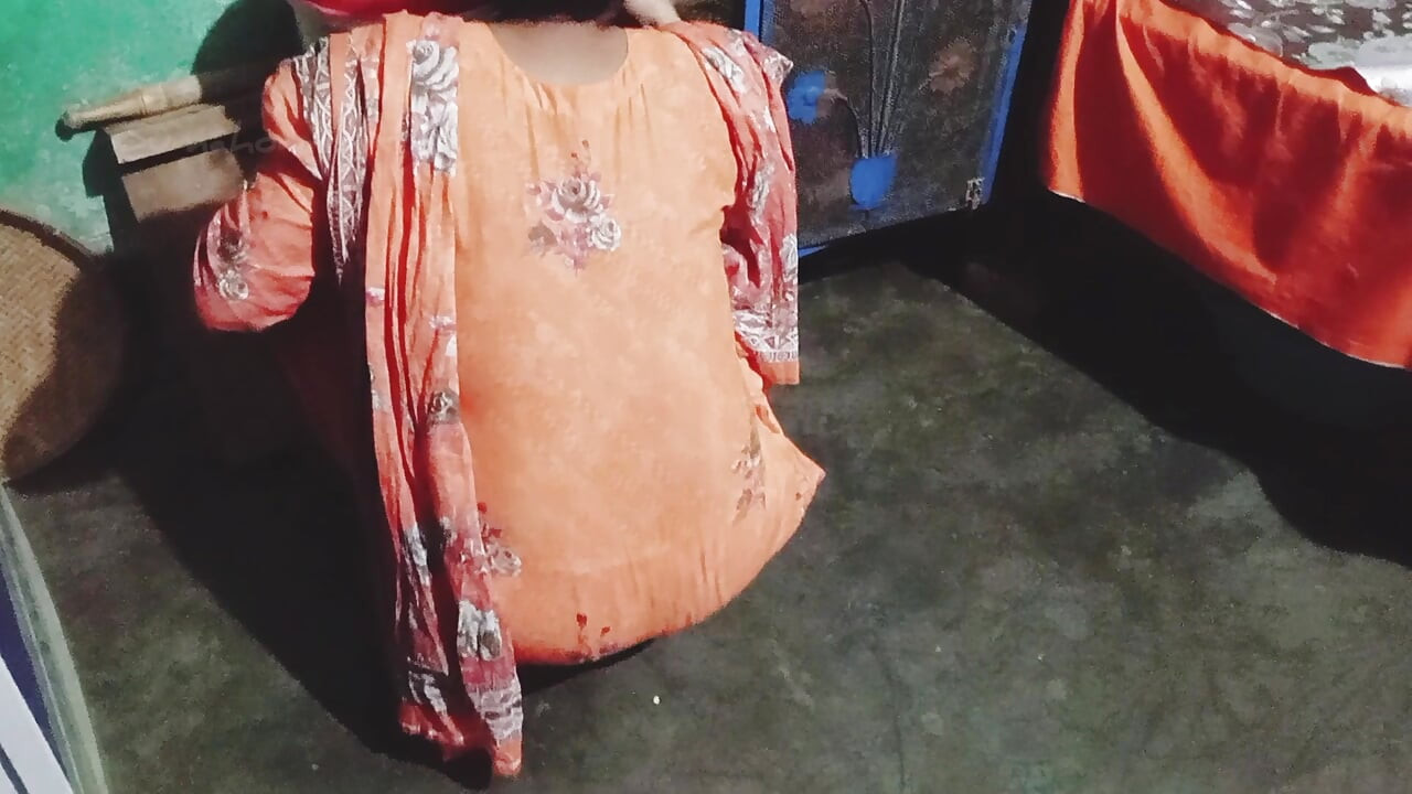 Desi Indian Bhabhi and Servant Sex video