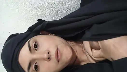 Sezon 79. Müslüman kız banyoda banyo yaparken video çekiyor