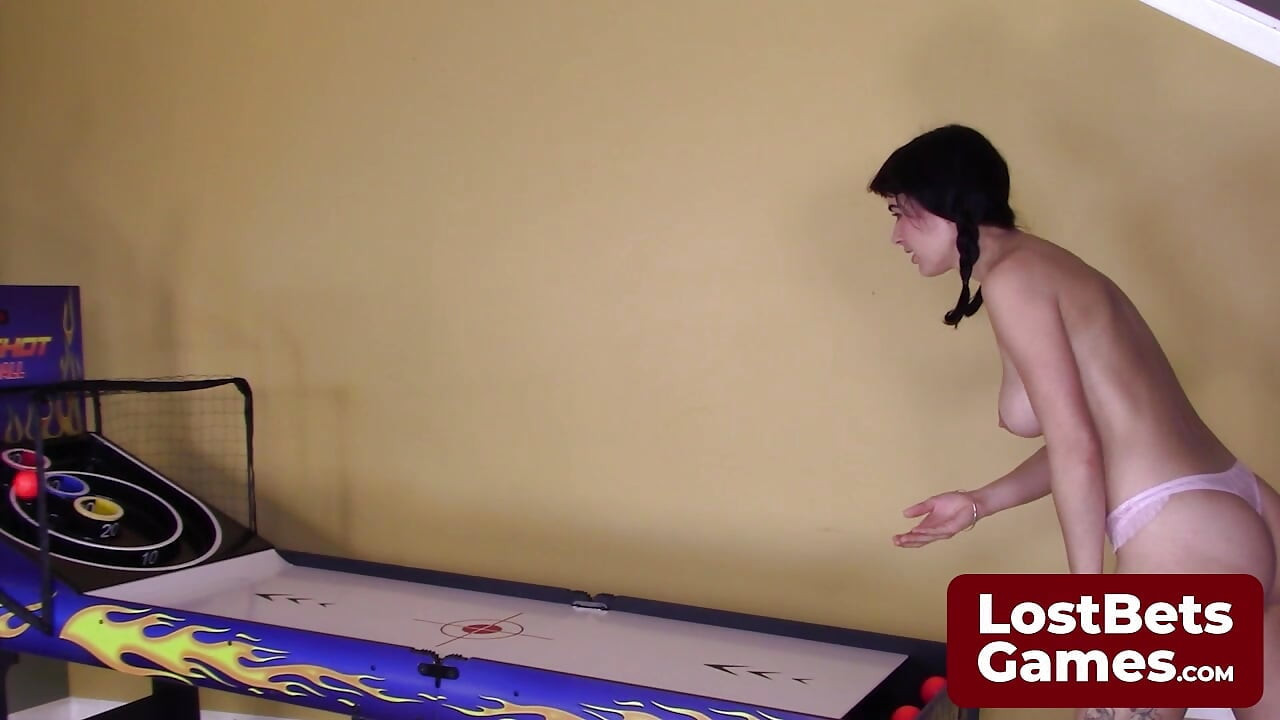 Alisha & selina vs helena & starli di strip skee ball