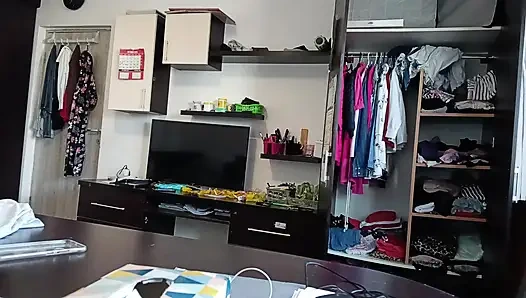 Женщина Развлекается Примеряя Одежду И Разрезая Ее В Любительском Видео.