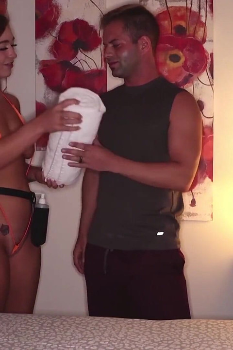 Callie's Reflexology Rub Ends in Cum Explosion