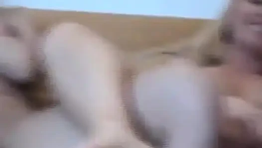 Es sind schmutzige lesbische schätzchen aus deutschland, die hier sind, um zu spielen