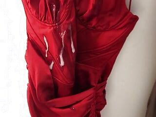 Dubbel klaarkomen op sexy rode satijnen jurk in de kleedkamer
