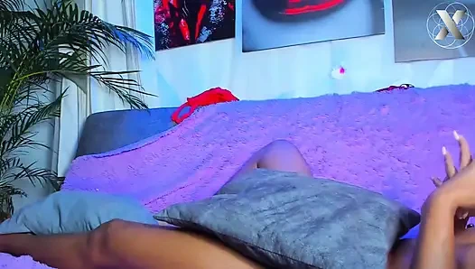 Sahibemi yalıyorum sanki seks oyuncağıymış gibi yüzümü tutuyor