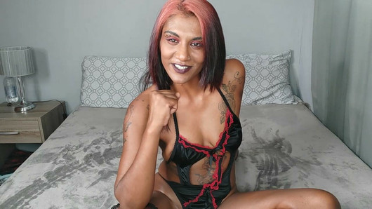 Ragazza desi tatuata in un abito di lingerie sexy che fa istruzioni per masturbazione