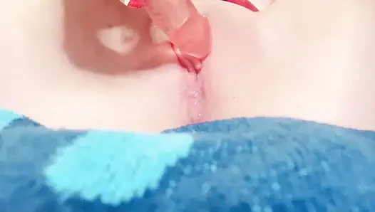 Masturbasi memek basah dengan dildo