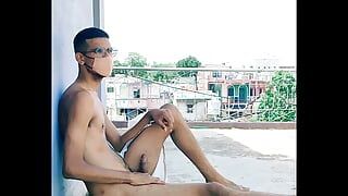 Мастурбирует на открытом месте сексуальный хуй с индийской тинкой
