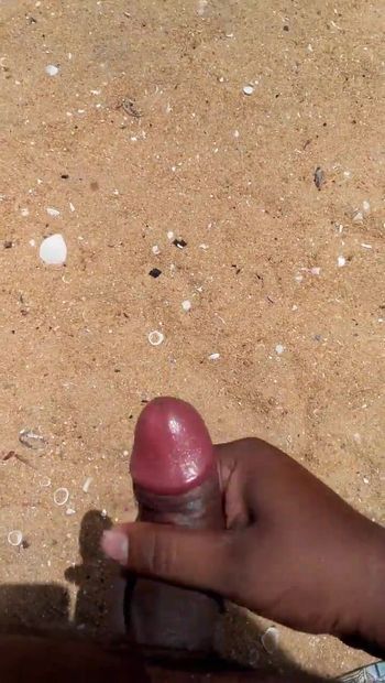 Praia de nudismo srilanka, garoto gozando na praia diversão com anel de pau em público gozada
