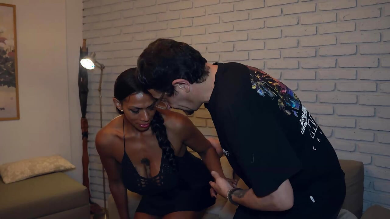 쇼크 효과 (곤경에 처한 갈색 머리 여성)