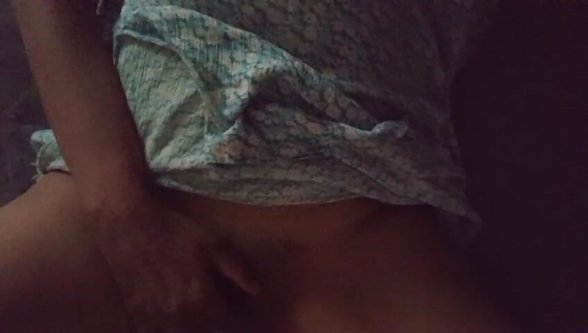 Owłosiona Anne lubi swoje ulubione zabawki i duże cycki i mokrą soczystą cipkę