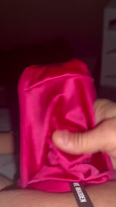 กางเกงในผ้าไหมสีแดง | คลิป 1