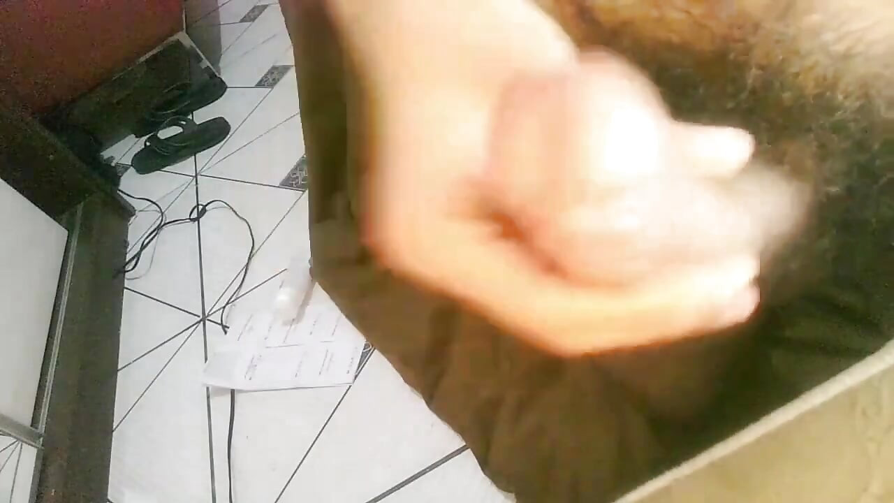 Nestašni Dlakavi Tip Pokazuje Ekshibicionizam