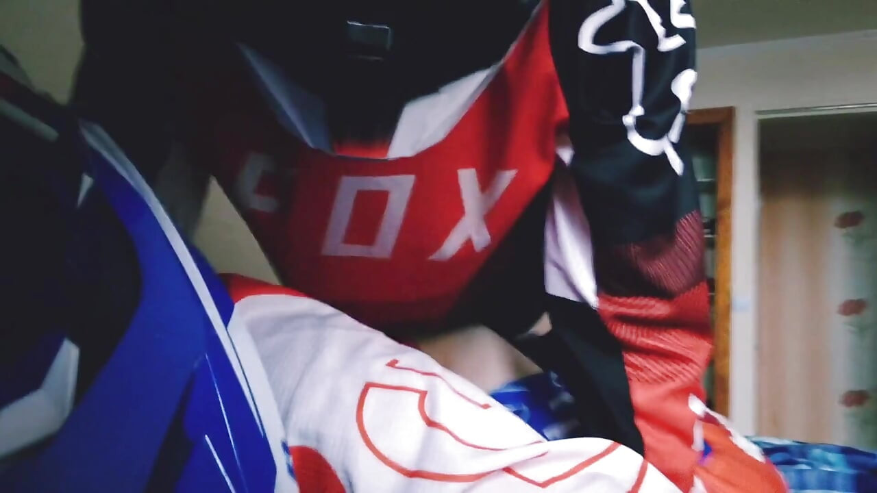 Motosikletli kız motosiklet vitesinde ve mxhelmet'te arkadaşıyla sikişiyor