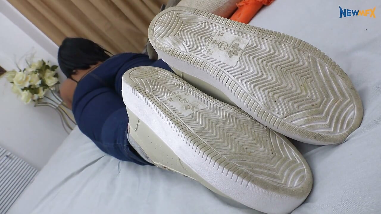 No pongas zapatillas en la cama