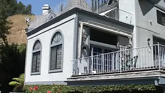 Diş teli takan sarışın orta yaşlı seksi kadın ıslak elle muamele ve sakso çekiyor