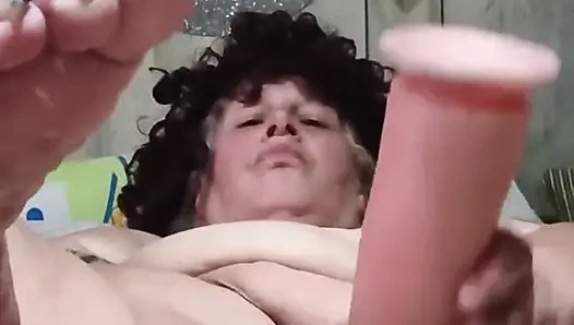 Es regnet männer, während sie von vielen gefistet wird, die von jedem kommen