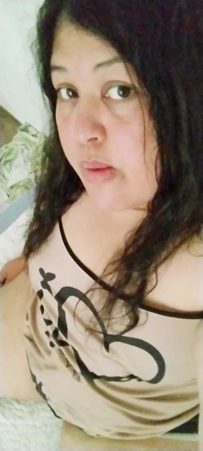 Bridivine flashes her plump cute Cunt