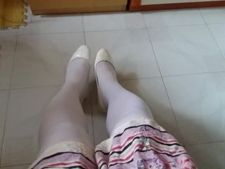 Pompa paten putih dengan penggoda pantyhose