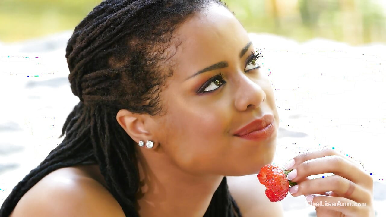 ليزا آن تذهب مثليه في الحديقة مع كيرا نوير