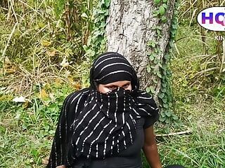 Chica india que corta el césped es follada en el bosque Chico la convierte en una yegua y se la folla. HQ XDESI.