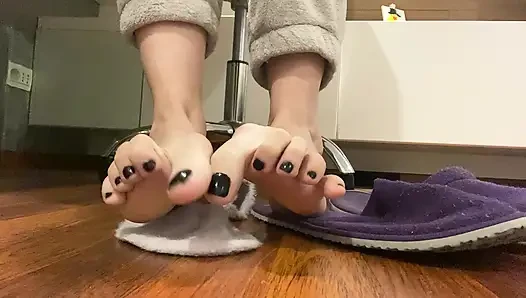 Messy Bare Feet Toes Wiggling