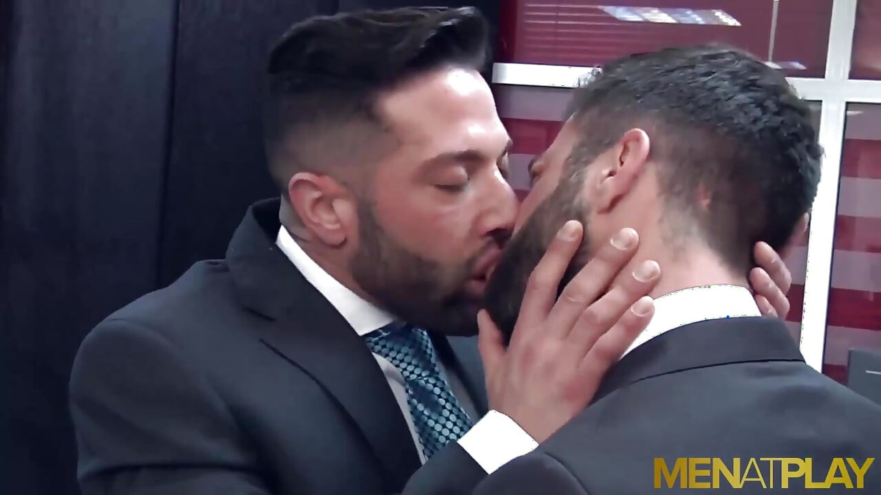 MENATPLAY - Hunky Latino Hector De Silva fucks Sebastian Reiss