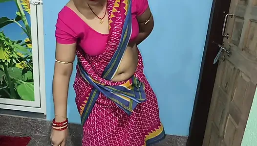 Köylü desi evli kadın hintli kadınla sert seks yapıyor. Kocası evde değilken