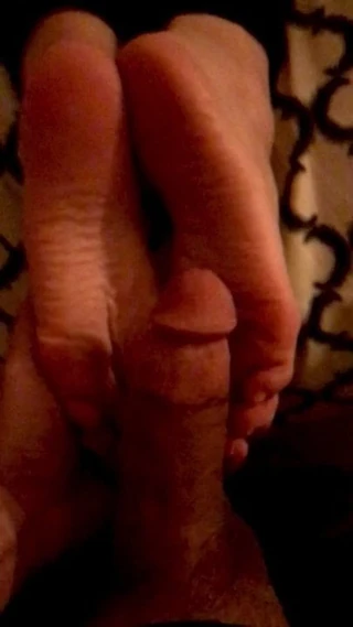 Cumming on mature wife's wrinkled soles