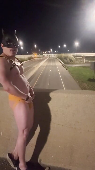 Nattlig muskelkonge: Asiatisk hunk i skinnsele og jockstrap eier de tomme gatene