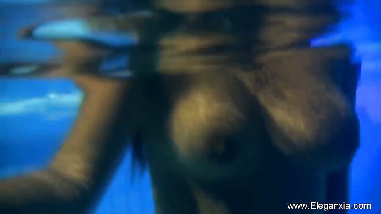 Sexy indisches schätzchen im schwimmbad