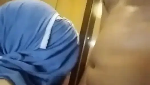 Junge versaute bittet nach all meiner milch. Video-amateur