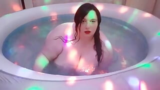 Η BBW SBBW παίζει με τα βυζιά στο υδρομασάζ γυμνή